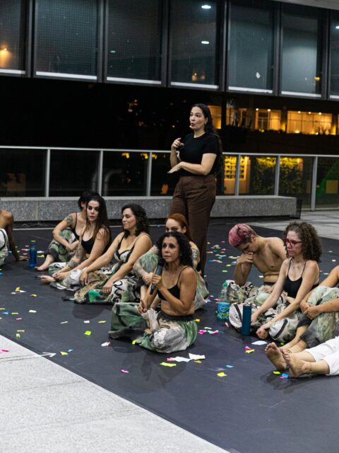 REGISTROS do projeto
ESPETÁCULO PRESSA
na PRAÇA DO TRT-GO
-
Bate Papos com interpretação em Libras 🤟
realizados dias
🗓 09 e 10.abr.26
após apresentações do “PRESSA”
-
Os bate papos aproximam ainda mais o público dos artistas, gerando diálogos de reflexão sobre a obra.
A interpretação em Libras foi realizada pela Sarah da @melgacoacessibilidade , nossa parceira de longa data!
-
📸 Fotos maravilhosas da querida Lu Barcelos - Chocolate Fotografias @lu_barcelos @chocolatefotografias
-
Produção:
Instituto Bacae
Coletivo Centopeia @coletivocentopeia
Apoio:
TRT- GO 18ª Região @trtgoias e Prefeitura de Goiânia
Realização:
FAC - Secretaria de Estado da Cultura - Governo de Goiás
Este projeto foi contemplado pelo EDITAL OCUPA GOIÁS No 3/2025.
-
#espetaculopressa #bacaedanca #bacae #acoesculturaisgratuitas #dancagoiania