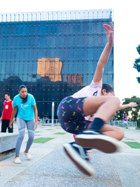 REGISTROS do projeto
ESPETÁCULO PRESSA
na PRAÇA DO TRT-GO
-
“URBANIDADES”
Oficina de Dança Contemporânea + Parkour
com Ingrid Costa e Zaf Pk Popper @zafpk @dharma.parkour
realizada dia
🗓 11.abr.26
-
Foi uma experiencia fantástica!
Pessoas adultas se descobriram, crianças arrasaram!!!
Agradecemos demais ao Zaf, Jordana e toda equipe do Dharma Parkour 🙏🏽
-
📸 Fotos maravilhosas da querida Lu Barcelos - Chocolate Fotografias @lu_barcelos @chocolatefotografias
-
Produção:
Instituto Bacae
Coletivo Centopeia @coletivocentopeia
Apoio:
TRT- GO 18ª Região @trtgoias e Prefeitura de Goiânia
Realização:
FAC - Secretaria de Estado da Cultura - Governo de Goiás
Este projeto foi contemplado pelo EDITAL OCUPA GOIÁS No 3/2025.
-
#espetaculopressa #bacaedanca #bacae #acoesculturaisgratuitas #dancagoiania