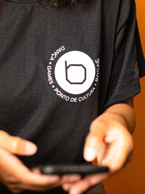 11 anos de Instituto Bacae | Ponto de Cultura 🏠
No dia 12 de julho de 2026, o Instituto Bacae completa 11 anos de história.
Em 2023, recebemos a certificação como Ponto de Cultura. Este reconhecimento fortaleceu aquilo que sempre acreditamos: a cultura acontece quando é construída coletivamente.
Nossa casa existe pelo acolhimento do Coletivo Centopeia @coletivocentopeia , um lugar de encontros diversos, onde podemos promover oficinas, residências artísticas, palestras, ações literárias, mostras, formação e convivência. 🧡
Celebrar nossos 11 anos é agradecer cada colaboração, cada troca de saberes e cada pessoa que escolheu caminhar conosco, formando uma rede de artistas, coletivos, instituições, voluntários, parceiros e comunidade que dão base para o Bacae seguir resistindo todos os dias.
Continuamos em frente, criando e acreditando que a arte e a cultura podem inspirar movimentos para uma vida melhor!
#institutobacae #bacae11anos #pontodecultura #culturaviva #arteecultura