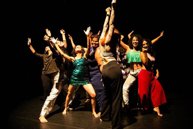 11 anos de Bacae Dança!
👯♂️👯👯♀️
No dia 12 de julho de 2026, o Instituto Bacae completa 11 anos de história.
Ao longo dessa caminhada, o Grupo Bacae Dança construiu uma trajetória de pesquisa e criação artística, levando ao público espetáculos como O Eco, PRESSA e HABITAT, além da Mostra Bacae Dança Experience.
Com direção artística de Ingrid Costa e Amorim @amorimpinkx , cada ação do grupo é elaborada para criar conexões, despertar reflexões, fortalecer comunidades e transformar realidades através da dança, seja nas apresentações, oficinas, bate-papos, residências artísticas e recursos de acessibilidade integrados.
Hoje seguimos com novas montagens, impulsionados pelo desejo de despertar a sociedade para atitudes mais empáticas e inclusivas.
Nossa gratidão a cada pessoa dançante, artista, produtora, parceira, apoiadora e público que fez e faz parte dessa história. 💛
#bacae11anos #bacaedanca #dancacontemporanea #dancagoiania #bacae