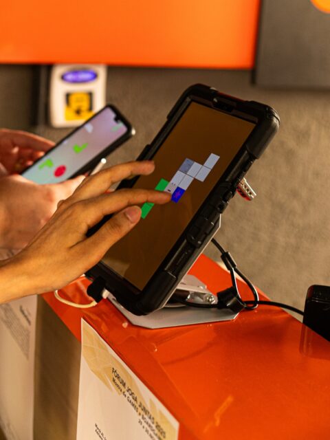 11 anos de Bacae Games!
🎮 📱🕹️
No dia 12 de julho de 2026, o Instituto Bacae completa 11 anos de história.
O projeto Bacae Games segue mostrando que tecnologia, criatividade e propósito caminham juntos. Acreditamos que os jogos também podem contar histórias, despertar reflexões e inspirar novos olhares sobre o mundo.
Publicamos gratuitamente os jogos Balonino, Kuborabu e o protótipo Buboo, promovemos 5 edições do Game House, realizamos a Game Jam do Bacae e iniciamos novos processos criativos, como a Residência Artística Jogo Inara.
Cada projeto nasceu da colaboração entre artistas, desenvolvedores, educadores, pesquisadores, voluntários e parceiros que acreditam no potencial cultural dos games, dando vida às ideias do Claudinho e nos ajudando a construir seu legado.
Agradecemos a nossos principais parceiros nos projetos:
Marck Al | Neuralbrand.Studio™ @marckal @neuralbrandstudio
Adriano de Regino | Brasbravel Studio @adriano.regino
Arlam Júnior | Brasbravel Studio - @arlamjunior @brasbravelstudio
Michelle Santos | Ritus Studio @desenha_mi @ritus_studio
Mika Fran | Purãga Estudio @puragaestudio @kiriko_mika
Thiago Nogueira | AeroDev @aerodevgames @auaukiko.oficial
Vinícius Cavalcante | Brasbravel Studio @vinicius_cavalcant
Amorim | Bacae @amorimpinkx
Eduardo Omine @eduardoomine
Pedro Caetano @pedrocaetanoaudio
Gustavo Christino @gustavo_christino
Caroline Costa @carolinecostaprado
Gabriel Cian @cian.rankaquion
Karol Attekita @attekitadev
além de toda a comunidade da GAMEGO @a_gamego✨
Nossos jogos têm o propósito de criar experiências que unem arte, tecnologia, inclusão e transformação social.
#bacae11anos #bacaegames #jogosindie #jogocomproposito #jogosgoiania